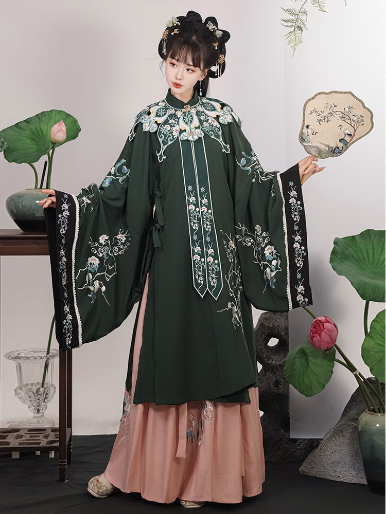 Ming Dynasty Hanfu Set with Cloud Collar & Pleated Skirt｜Flower Glass 花璃子