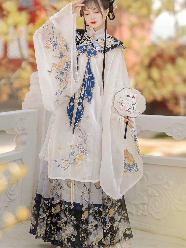 Ming Dynasty Hanfu Set with Robe & Mamian Skirt | Yurui 沧溟玉蕊