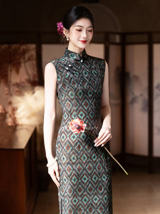 Under the Moon sleeveless diamond geometric midi cheongsam qipao — detail view