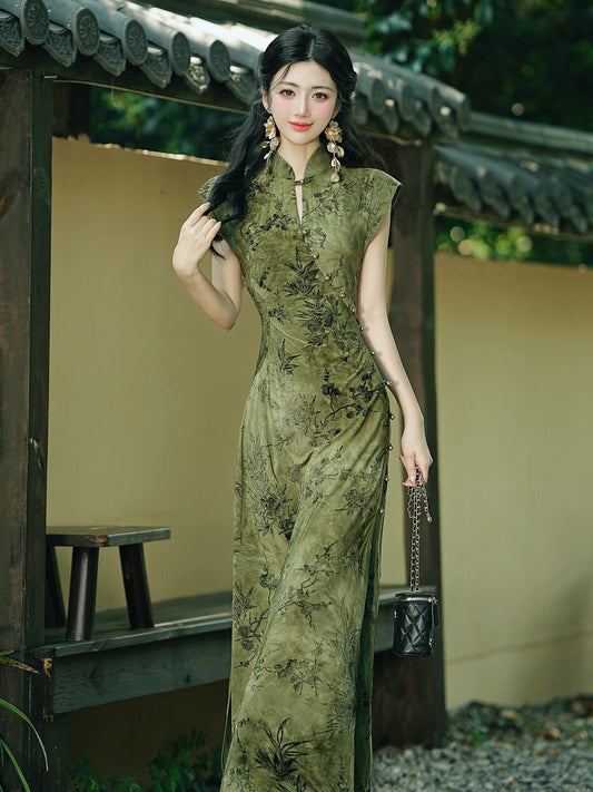 Zhuzi sleeveless modern long cheongsam qipao — detail view