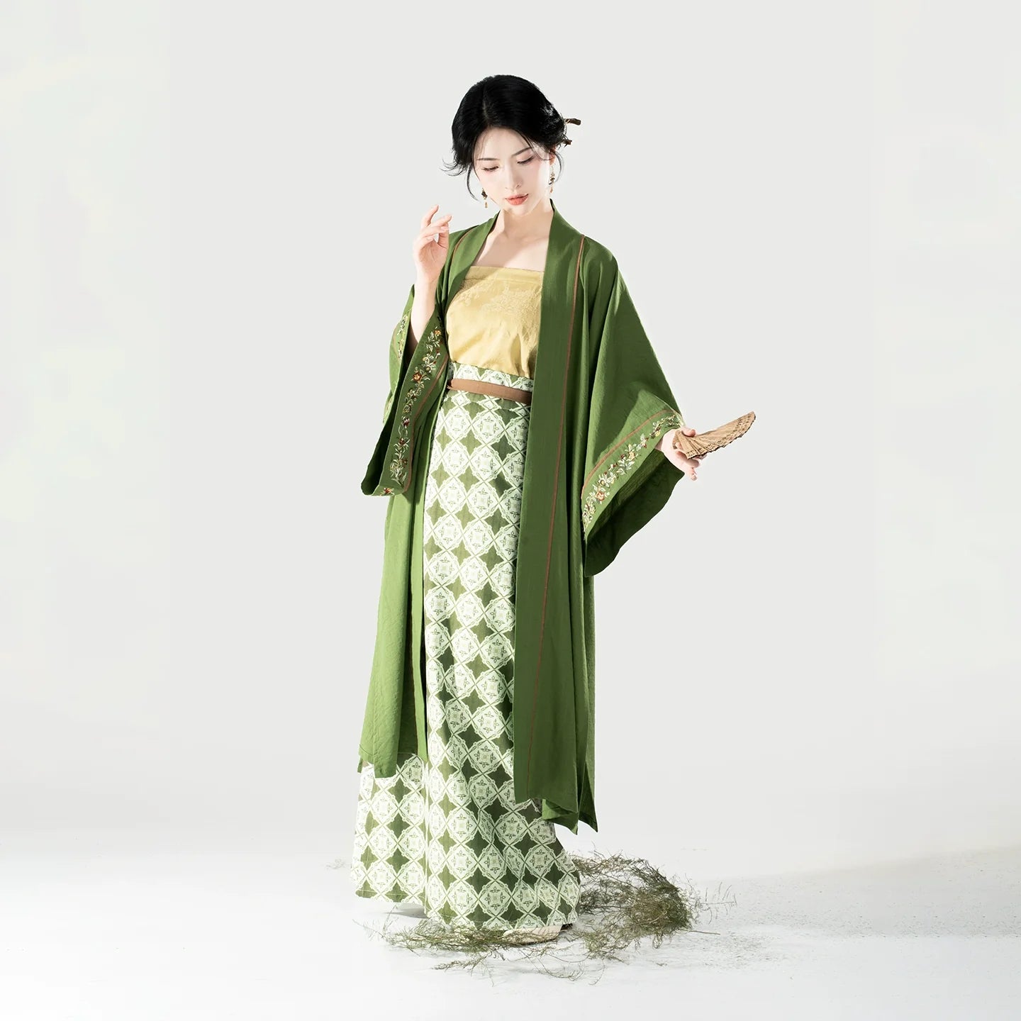 Song Dynasty Modern Hanfu Set with Changgan Temple Beizi and Spiral Skirt - Yuhuacui 玉华翠 (Preorder)