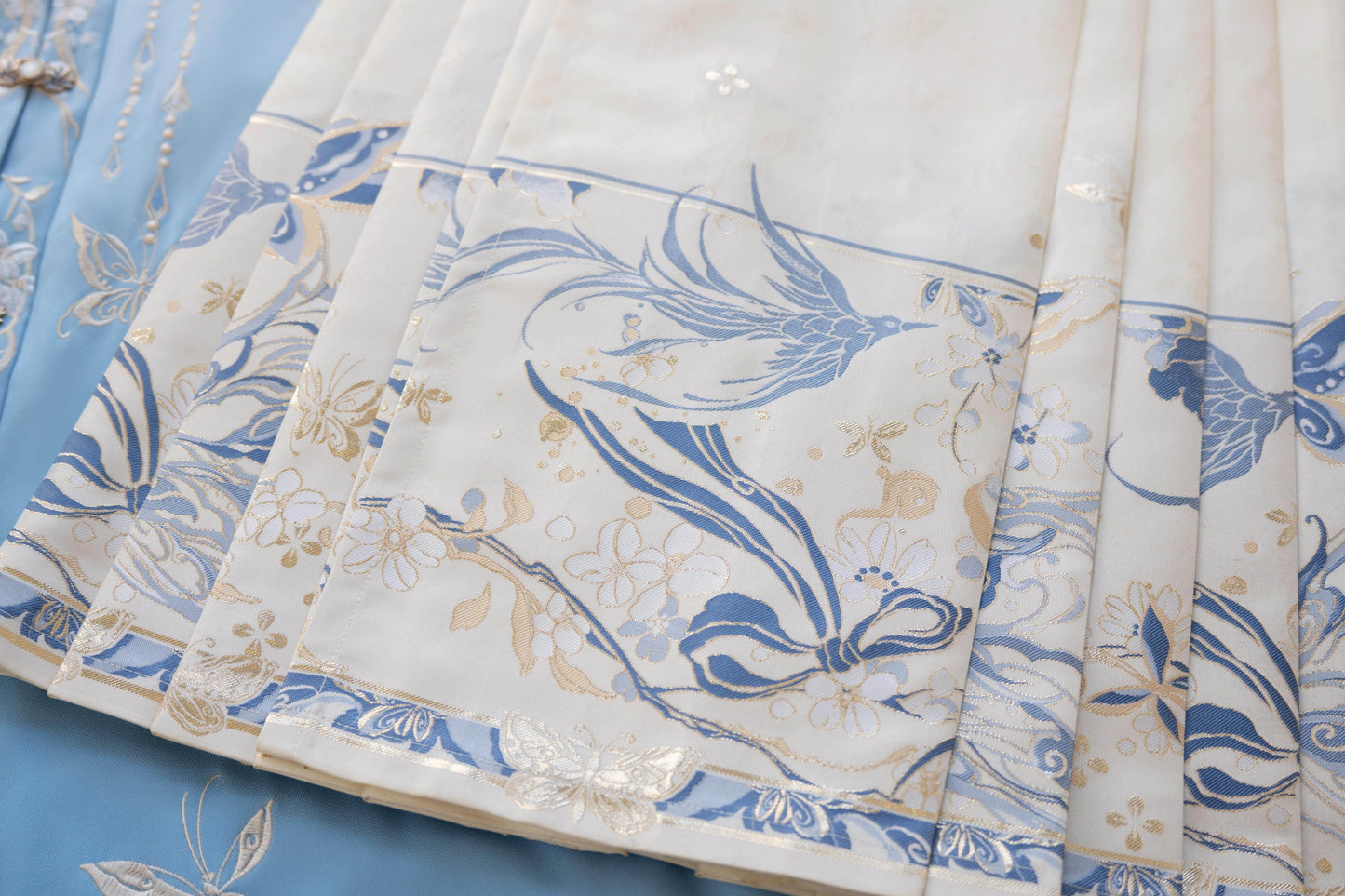 Ming Dynasty Hanfu Set with Embroidered Robe & Mamian Skirt | Yudie 玉蝶