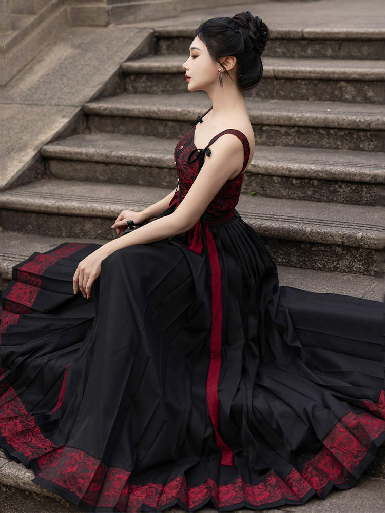 Chinese Bustier & Mamian Skirt Outfit | Rose Bud 夜色红蕾