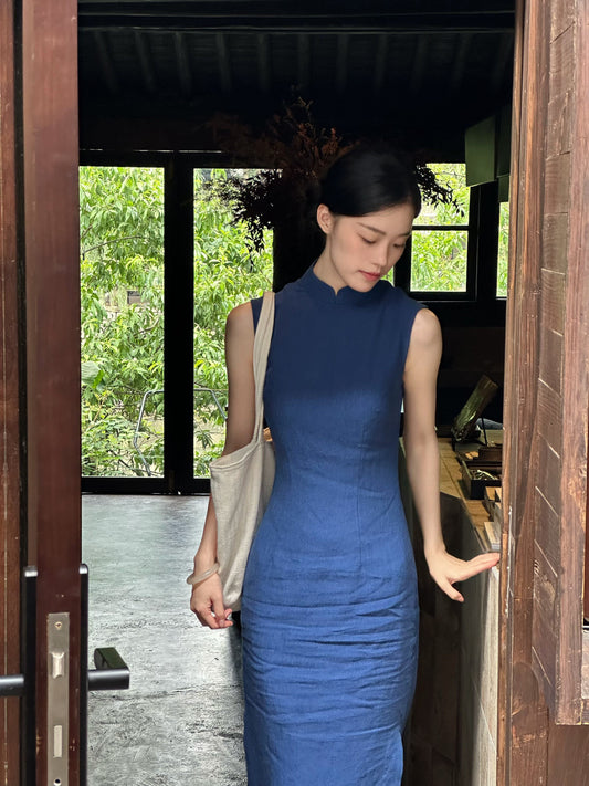 Jiewen sleeveless hemp long cheongsam qipao — detail view
