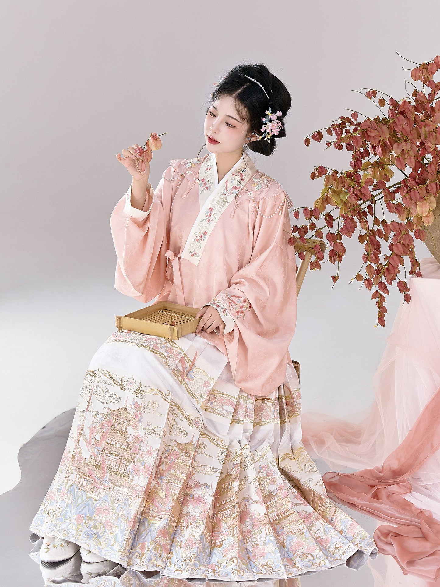 Ming Dynasty Sweet Pink Embroidered Pipa Sleeve Top & White Woven Mamianqun | Swallow Pavilion 燕云亭