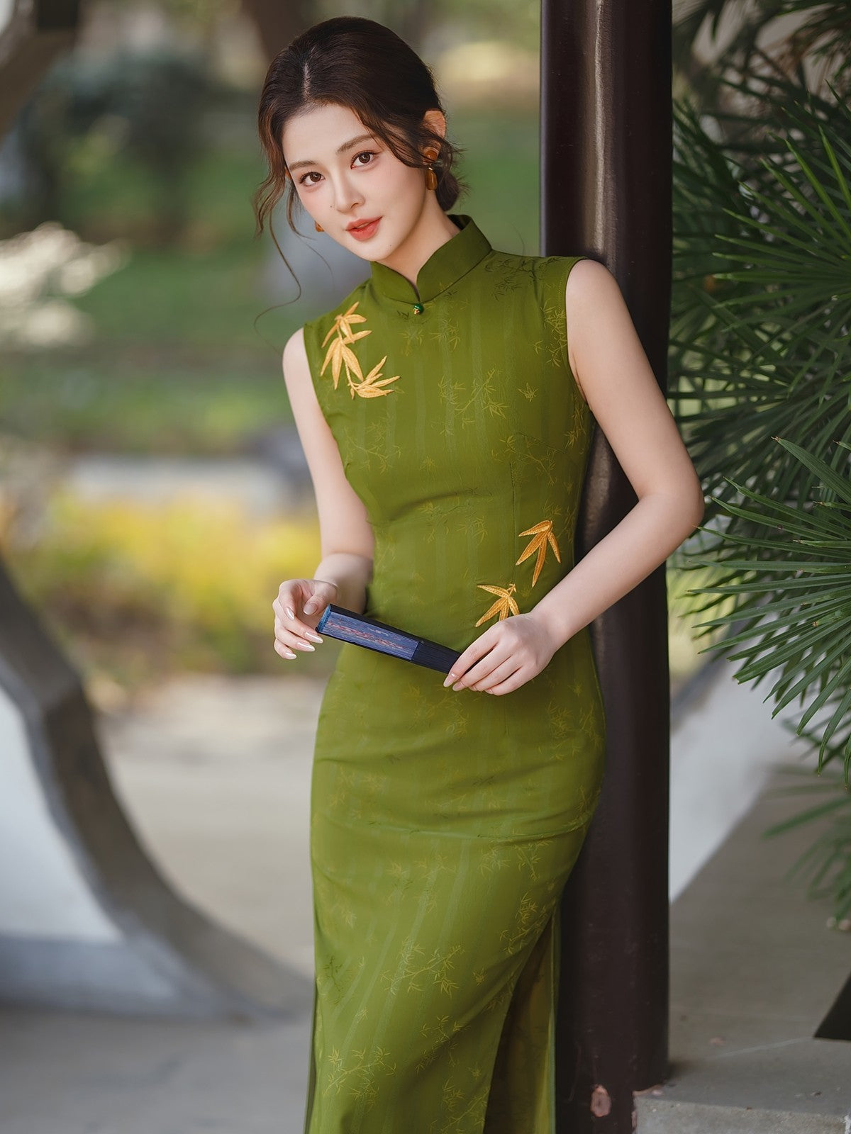 Sleeveless Olive Midi Cheongsam | Golden Leaves